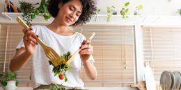 Mujer cocinando saludablemente